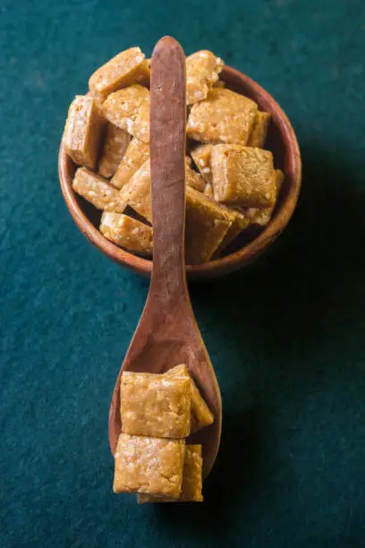 गुड़ चौकोर (कटा गुड़) 1 किलो